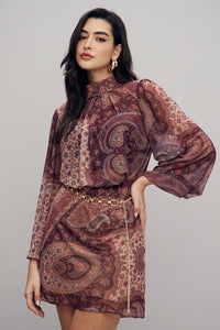 Vestido Curto Com Mangas Amplas