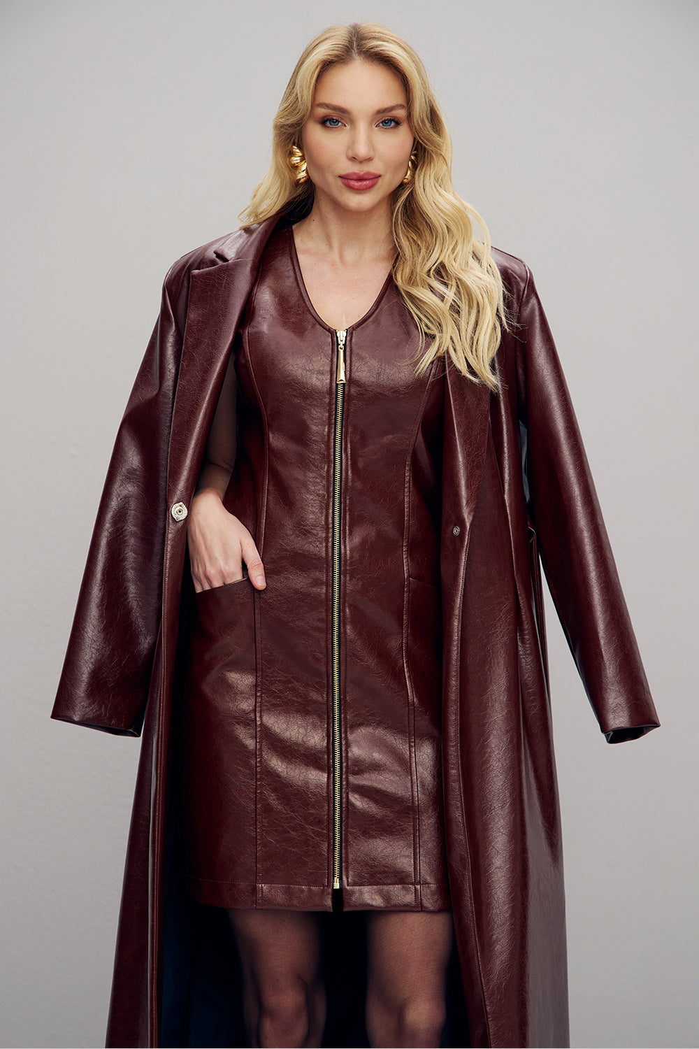 Vestido Curto Liso Com Recortes