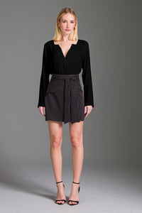 Blusa Reta Lisa Com Decote Diferenciado