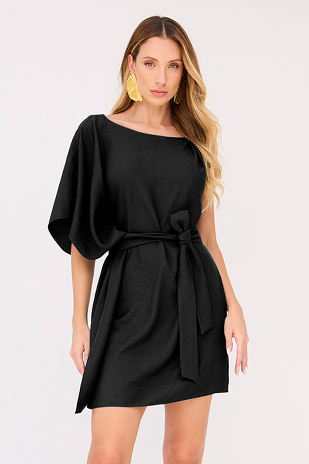 Vestido Curto Liso Com Enfeite