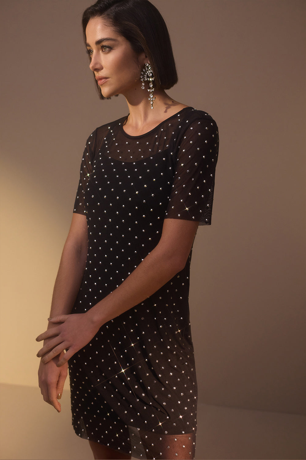 Vestido Curto Liso Com Transparência