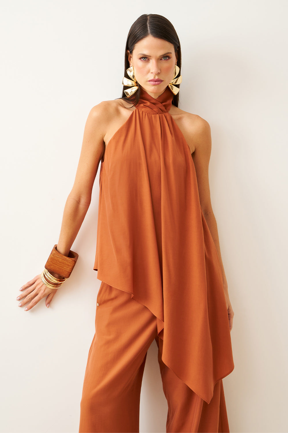 Blusa Gola Alta Lisa Assimétrica