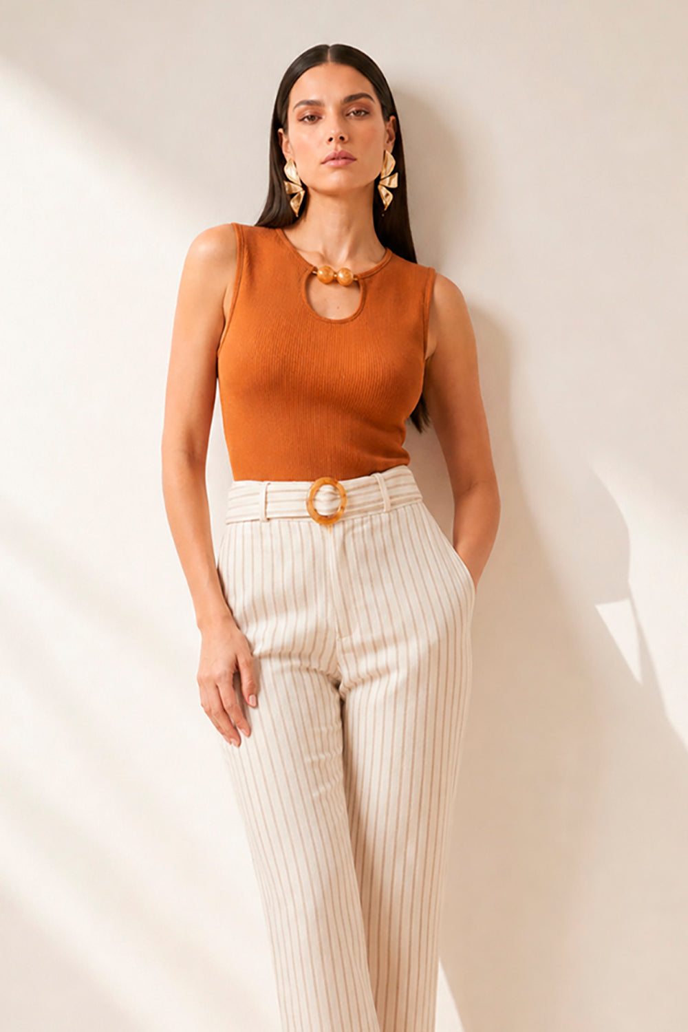 Blusa Ajustada Lisa Com Decote Decorado