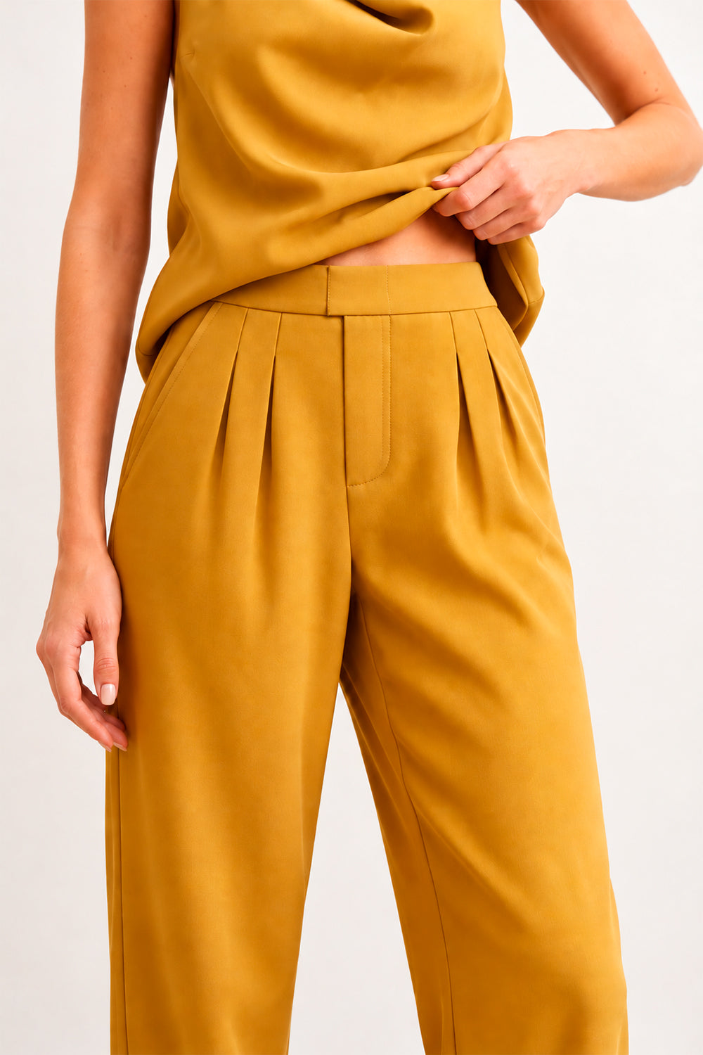 Calça Alfaiataria Lisa Com Cós Diferenciado