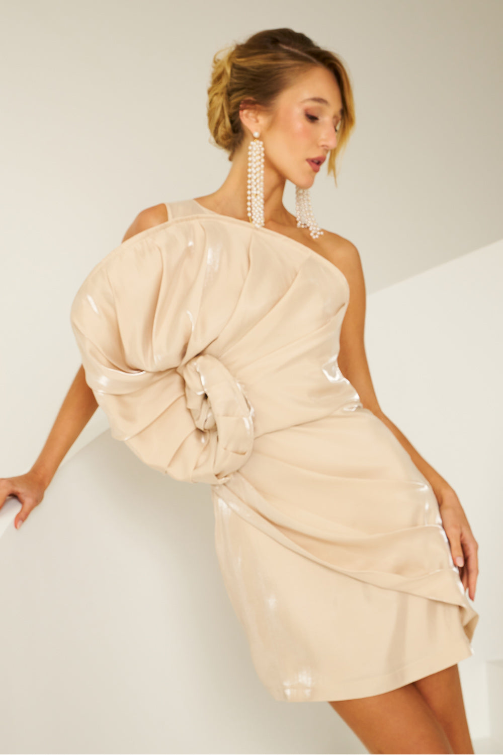 Vestido Curto Liso Concha Ombro Único